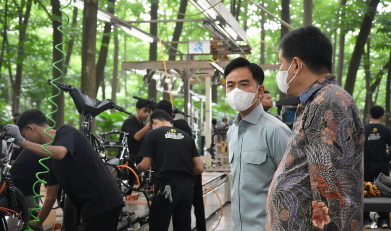 Gibran Tinjau Pabrik Motor Listrik di Banten – dalam Rangka Penguatan Manufaktur Nasional