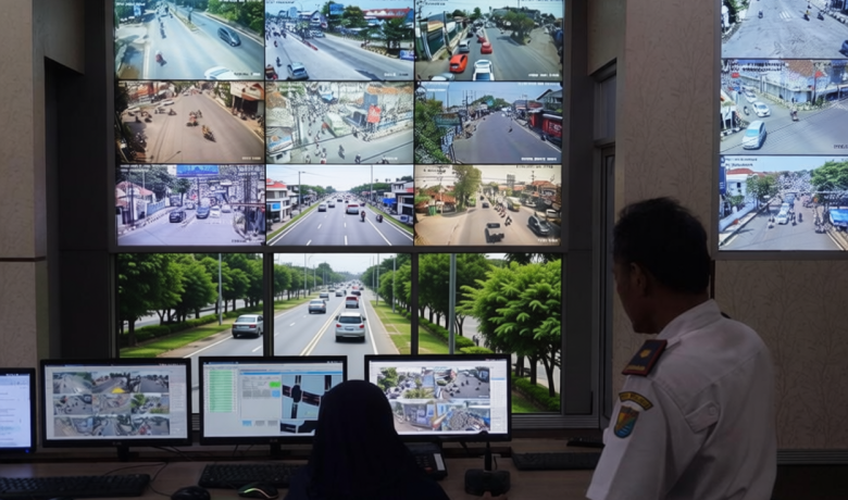 Topics Covered: Warga AS Protes Minta Kamera Pengawas AI Dihentikan, Dipakai untuk Penguntitan