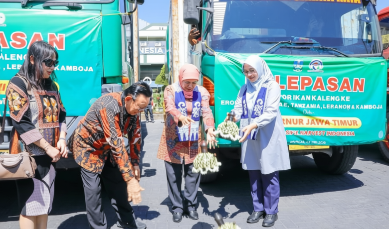 Solving Problems: Genjot Hilirisasi, Khofifah Lepas Ekspor 405 Ton Ikan Kaleng dari Banyuwangi